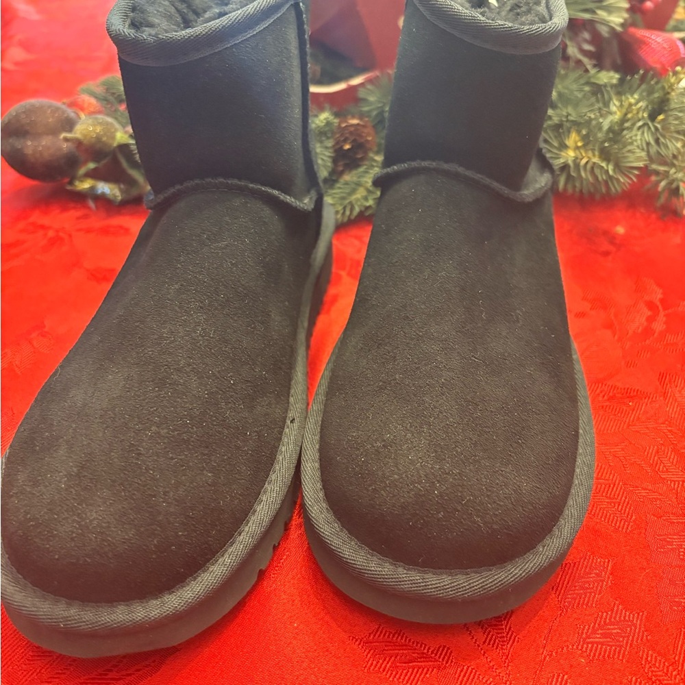Koolaburra by Ugg short black mini II size 7/38